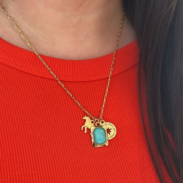 Colar Ana Turquesa, 3 pingentes, pedra natural turquesa, cavalo e rosa dos ventos, semijoia e verniz italiano 45cm - Imagem 3