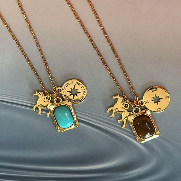 Colar Ana Marrom, 3 pingentes, pedra natural marrom, cavalo e rosa dos ventos, semijoia e verniz italiano 45cm - Imagem 2