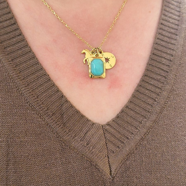 Colar Ana Turquesa, 3 pingentes, pedra natural turquesa, cavalo e rosa dos ventos, semijoia e verniz italiano 45cm