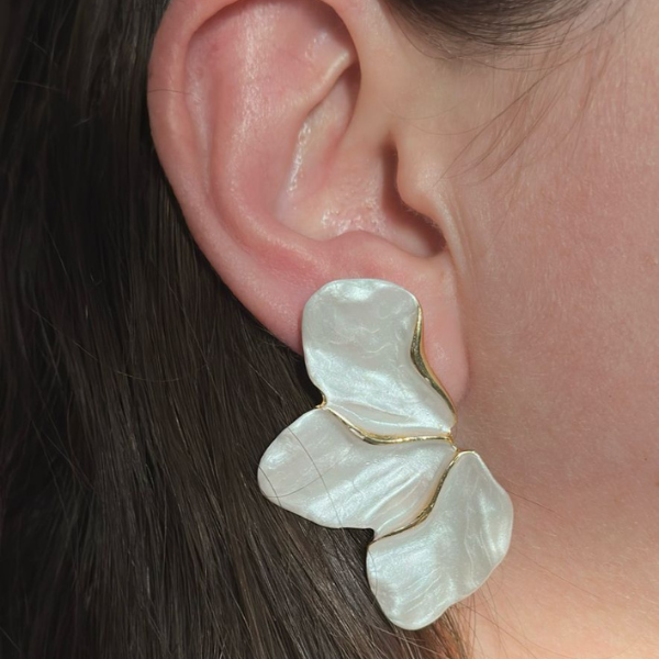 Brinco Pétala (Tam. G) Peça Pintada à Mão – Branca Perolada com Banho Cataforético - Imagem 2