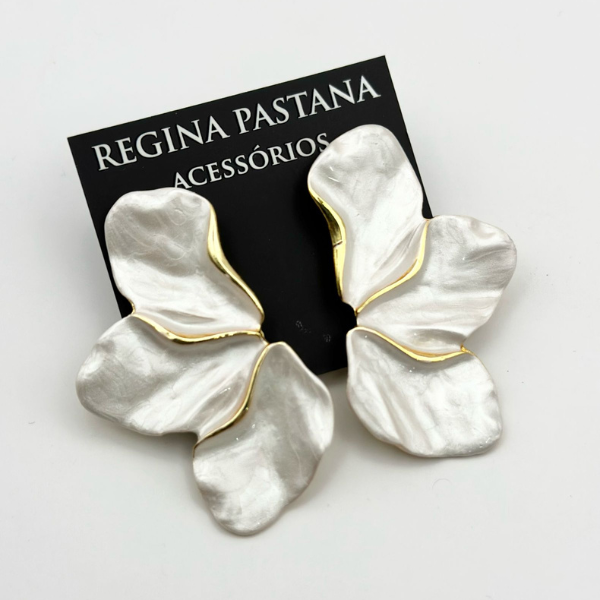 Brinco Pétala (Tam. G) Peça Pintada à Mão – Branca Perolada com Banho Cataforético