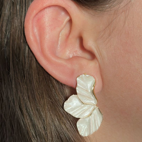 Brinco Pétala (Tam. M) Peça Pintada à Mão – Branca Perolada com Banho Cataforético - Imagem 2