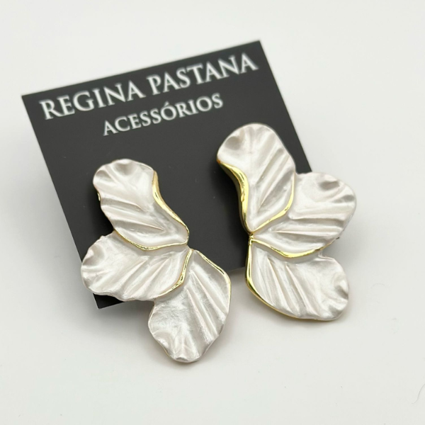 Brinco Pétala (Tam. M) Peça Pintada à Mão – Branca Perolada com Banho Cataforético