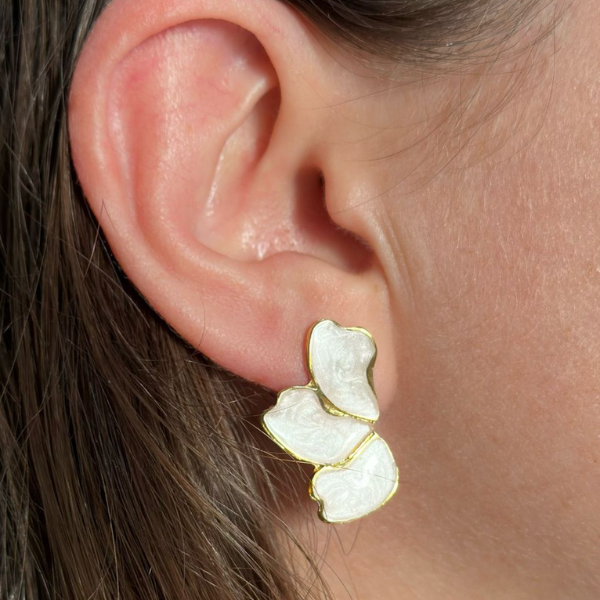 Brinco Pétala (Tam. P) Peça Pintada à Mão – Branca Perolada com Banho Cataforético - Imagem 2