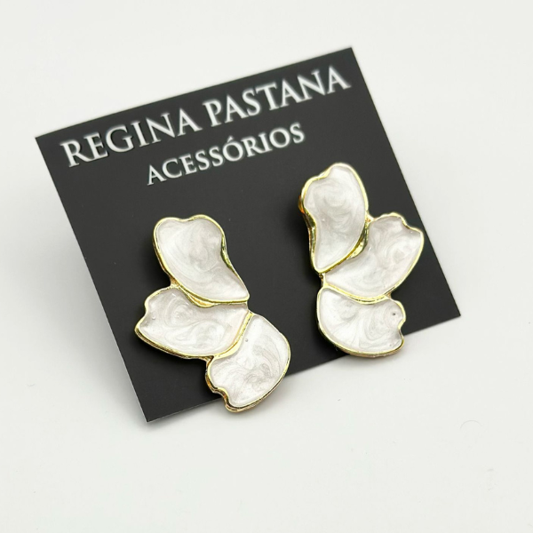 Brinco Pétala (Tam. P) Peça Pintada à Mão – Branca Perolada com Banho Cataforético