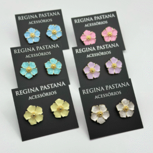 Brinco Mini Flor – Pintado à Mão com Banho Cataforético